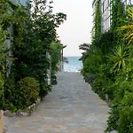 Niki\'S Beach House